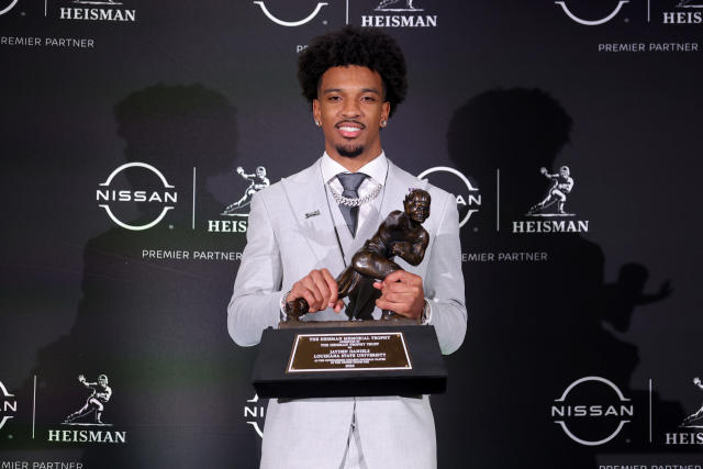 LSU's Jayden Daniels named SEC Male Athlete of the Year - Yahoo Sports