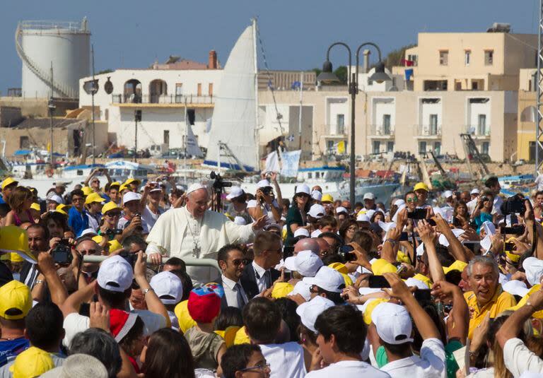 En su primer viaje fuera de Roma, el 8 de julio de 2013, Francisco visitó la isla de Lampedusa, en el sur de Italia, donde denunció la 