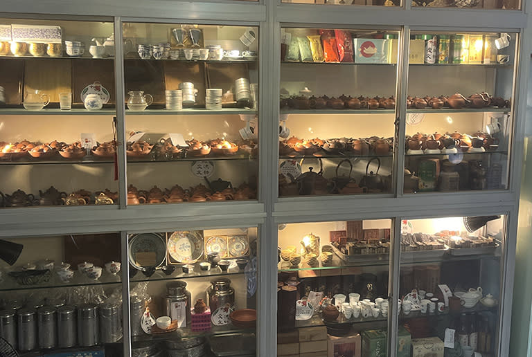 ▲慶瑞茶莊超過一百年的收藏，有：古早風味的茶簍、器皿、茶壺、和各式古董（圖/鄒䕒頤拍攝）