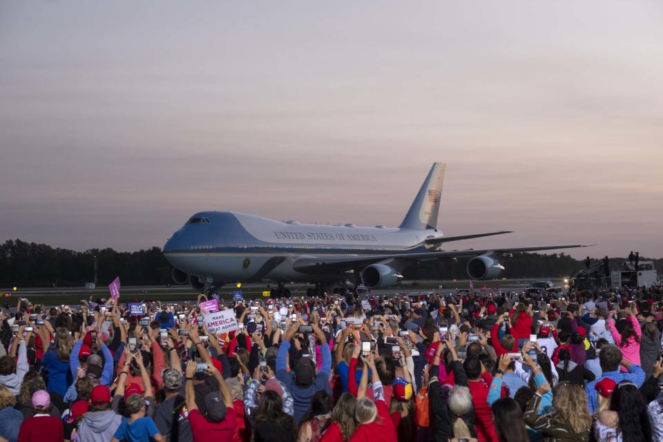 Supporters greet Donald Trump's plane Air Force One (Getty Images)