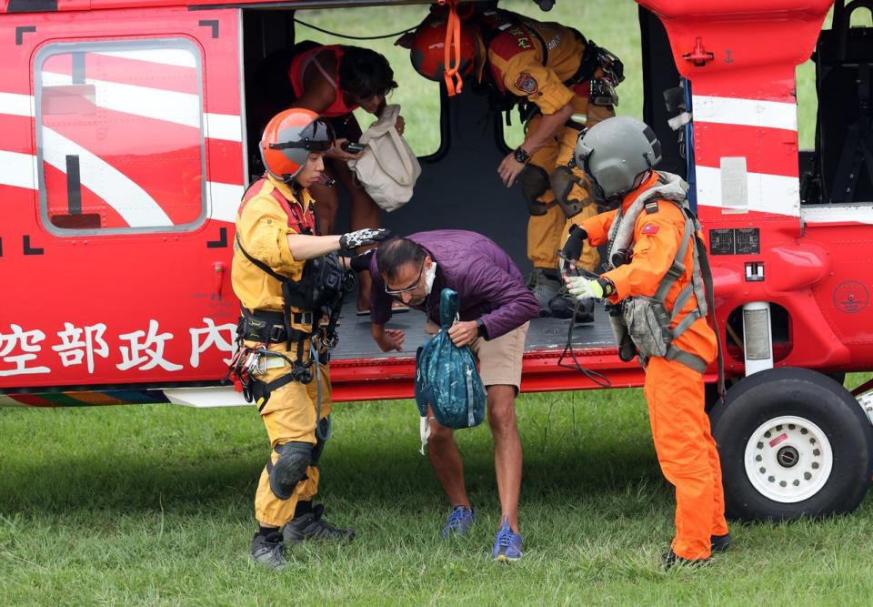 花蓮大地震搶救行動第二天，空勤總隊直升機進入災區搶救傷患及受困者。(記者劉學聖／攝影)