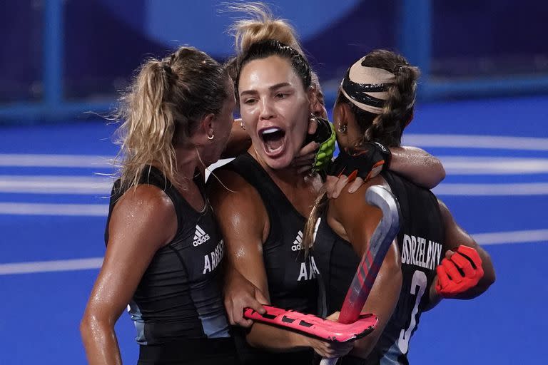 Noel Barrionuevo, en el medio, durante un festejo con Las Leonas en los Juegos Olímpicos