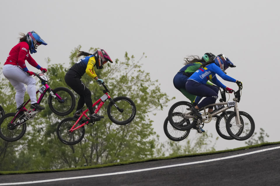 La colombiana Mariana Pajón encabeza a un grupo de ciclistas en el BMX femenino de los Juegos Panamericanos en Santiago, Chile, el domingo, 22 de octubre de 2023. (AP Foto/Dolores Ochoa)