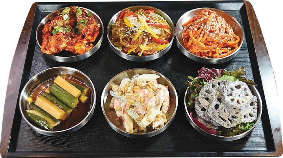 台北喜來登〈十二廚〉推出「韓國美食節」，餐檯上有琳瑯滿目的各式小菜任客人取食。圖／姚舜