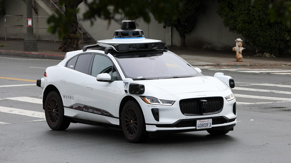Self-driving cars could lead to a fourth, white traffic signal — or no signals at all: researchers