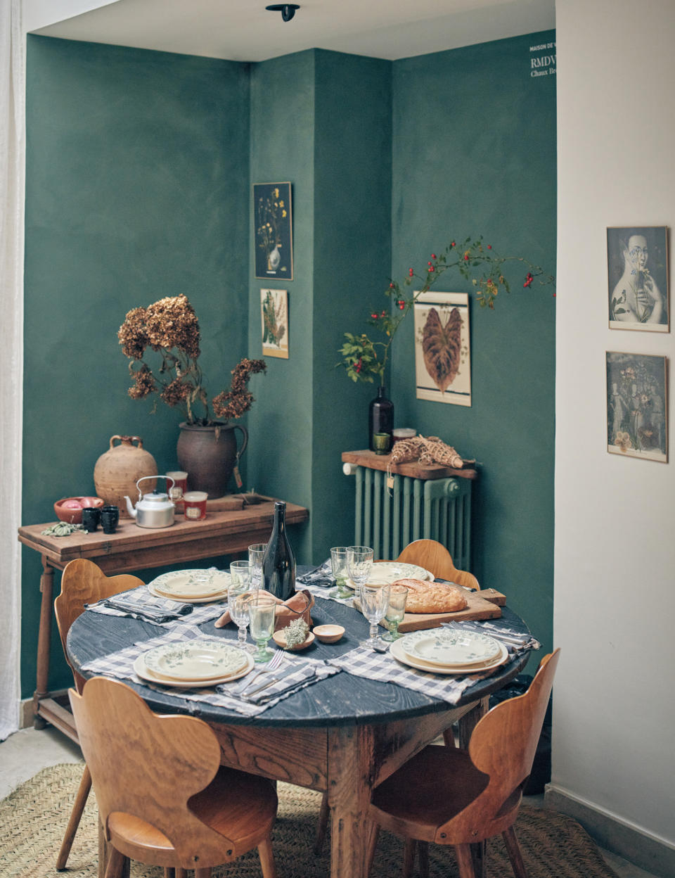 <p>Besoin de créer un coin repas au salon ? Utiliser une peinture de couleur est l’astuce facile à reprendre. Maison de Vacances a opté pour un vert sapin contrastant avec le blanc immaculé. Il se marie parfaitement avec le bois vieilli de la table et des chaises chinés. Les serviettes Bourdon imprimé à l’imprimé Vichy peaufinent l’esprit maison de campagne du décor. </p><br>