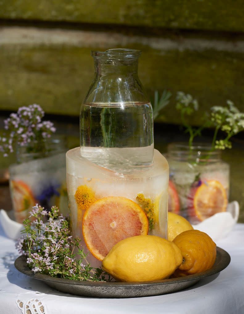 <p>Une eau détox intense et légèrement amère grâce au pamplemousse.</p><p>Découvrir la recette de l'<a href="https://www.elle.fr/Elle-a-Table/Recettes-de-cuisine/Eau-detox-pamplemousse-lavande-3692894" rel="nofollow noopener" target="_blank" data-ylk="slk:Eau détox pamplemousse lavande;elm:context_link;itc:0;sec:content-canvas" class="link ">Eau détox pamplemousse lavande</a></p><br>