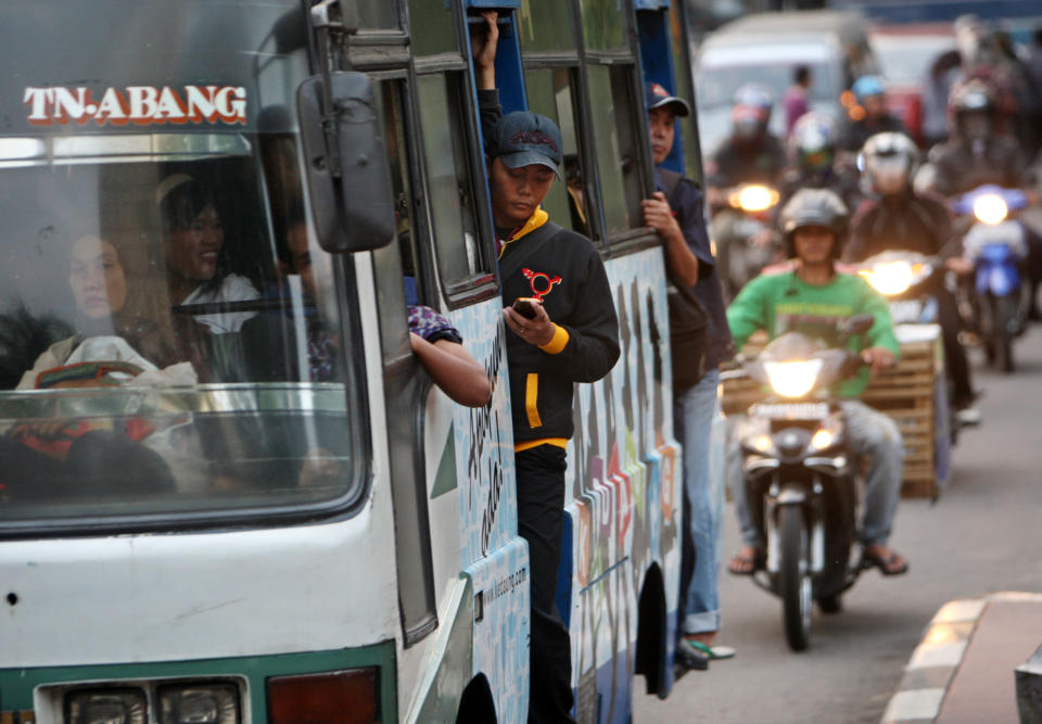 Hora de más trafico en Jakarta, en junio de 2011. Foto de AP