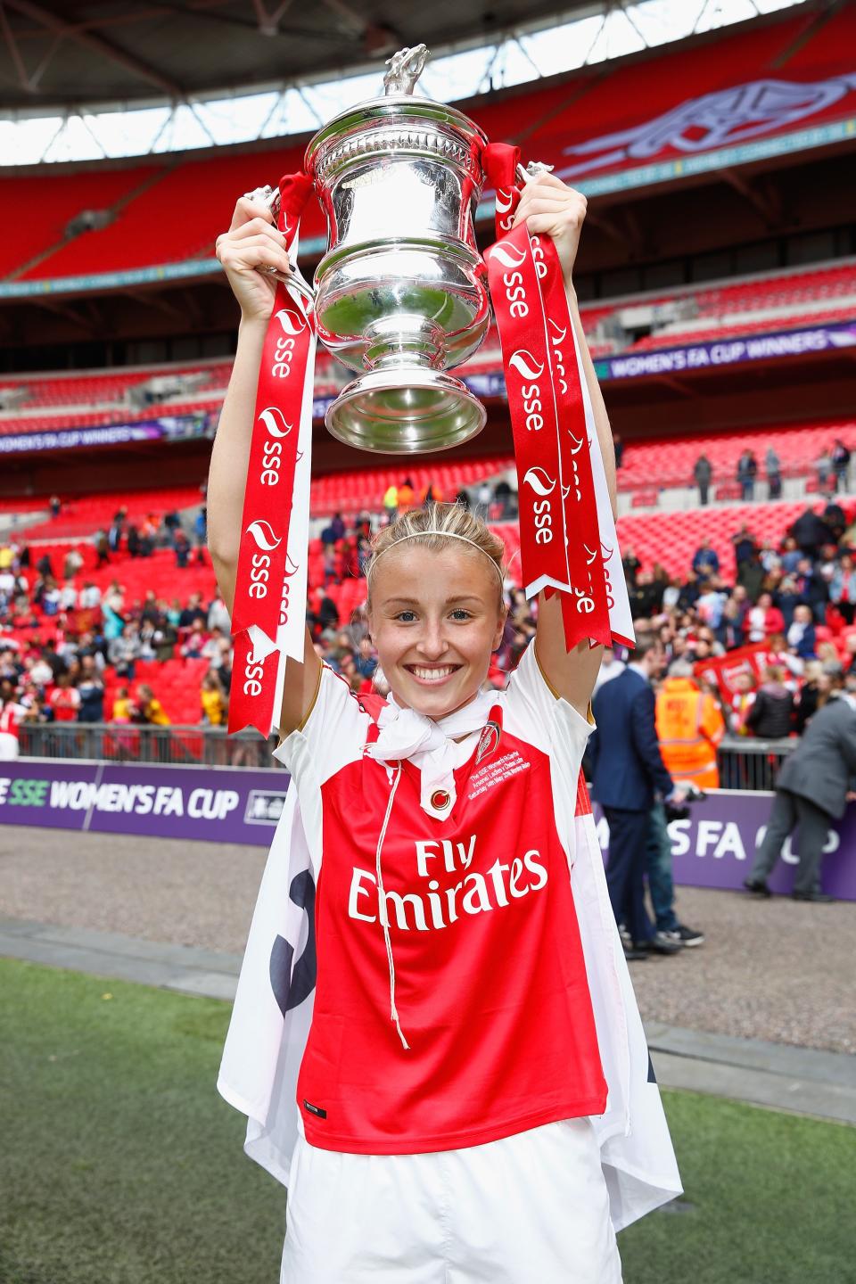 Leah Williamson lifts the SSE Women’s FA Cup for Arsenal