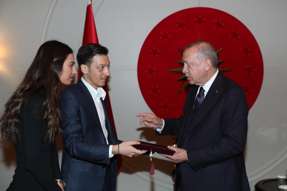 Mesut Özil und seine Verlobte Amine Gülse haben den türkischen Präsidenten Erdogan zu ihrer Hochzeit eingeladen. Er soll sogar ihr Trauzeuge werden. (Bild: Getty Images)