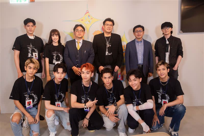 金曲歌手謝震廷及原子少年人氣團員，出席《TDI台灣夢幻學院》開學日 。（圖／凱渥提供）