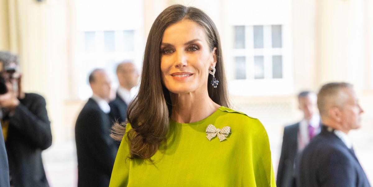 La reina Letizia luce el mismo vestido de Victoria Beckham que Kendall Jenner y Bella Hadid en la Gala de la Coronación