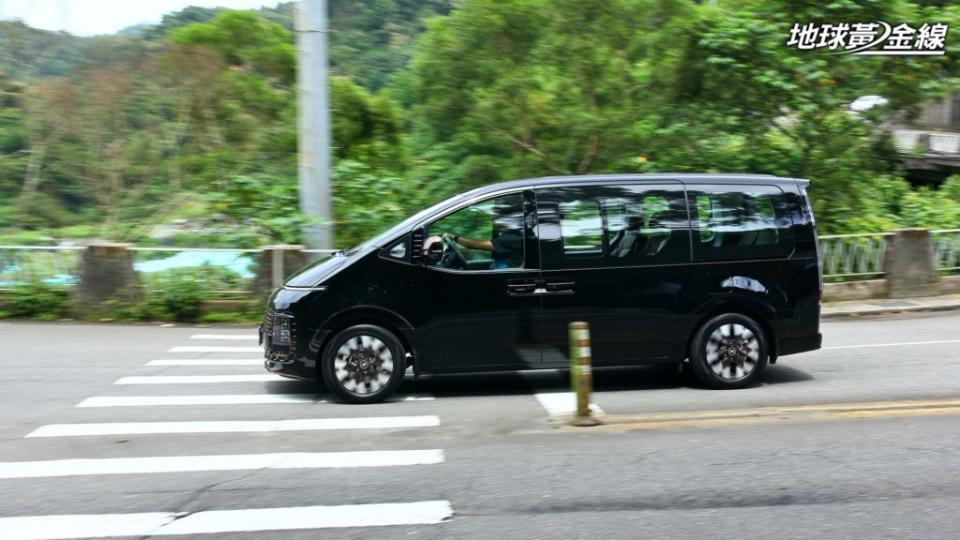 超級寬闊的車內視野，再加上較高的駕駛座姿，讓駕駛能夠看得更遠，獲得更高的駕駛信心。(圖片來源/ 地球黃金線)