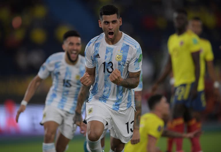 Cristian Romero festeja el primer gol que anotó para la Argentina: frente a Colombia, por las eliminatorias del Mundial 2022