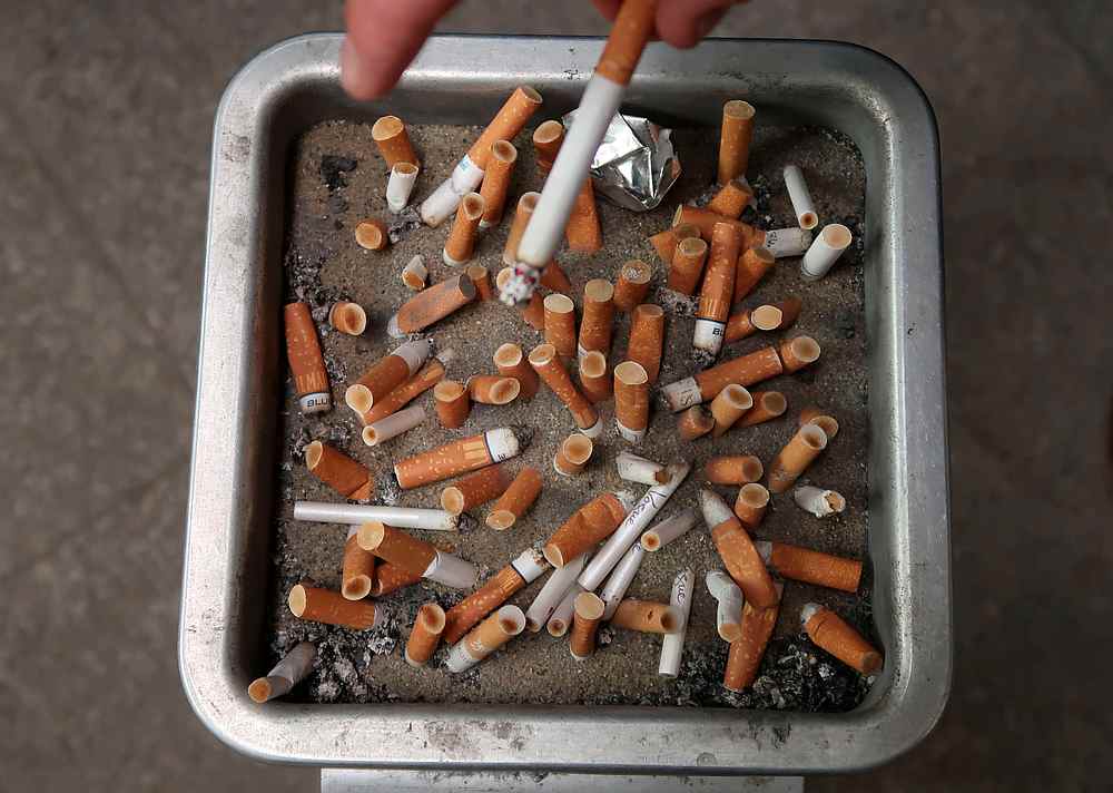 A new study suggests that swapping conventional cigarettes with less harmful alternatives can improve smokers’ ties with friends and family. — Reuters pic