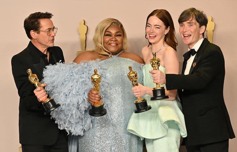 Cuatro rostros sonrientes y victoriosos: Robert Downey Jr. y Da'Vine Joy Randolph, ganadores en las categorías Mejor actor y actriz de reparto, ambos por Oppenheimer; Emma Stone, Mejor actriz protagónica por Pobres criaturas y Cillian Murphy, Mejor actor protagónico por Oppenheimer