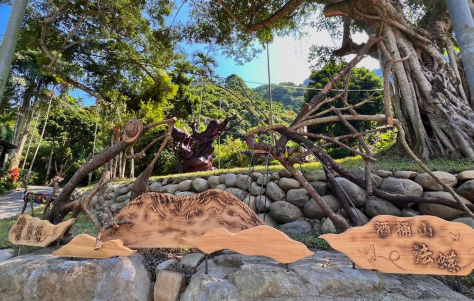 藝術家吳宗彥使用農業廢棄木料，設置青蛙與蝴蝶造型作品「相遇」，訴說豐富的自然生態。（記者黃俊昇攝）