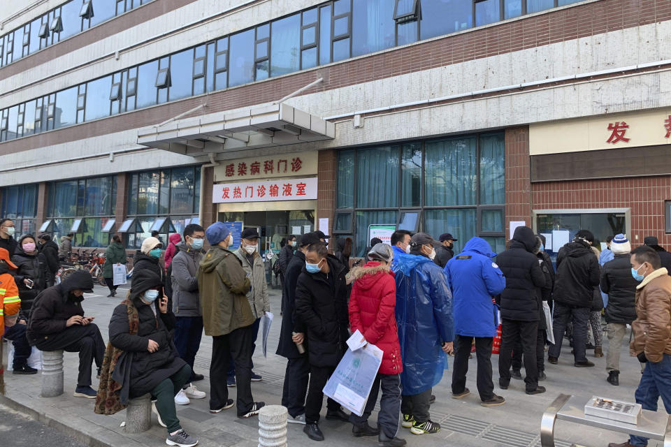 En esta fotografía del viernes 31 de enero de 2020, unas personas se forman afuera de una clínica, en la ciudad de Wuhan, en la provincia de Hubei, en el centro de China. (Chinatopix vía AP)