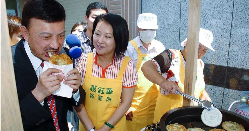 人生大起大落的資深女星慕鈺華，靠著賣蔥油餅翻身，如今身價上億。圖為藝人立委余天到場支持。（圖／報系資料照）