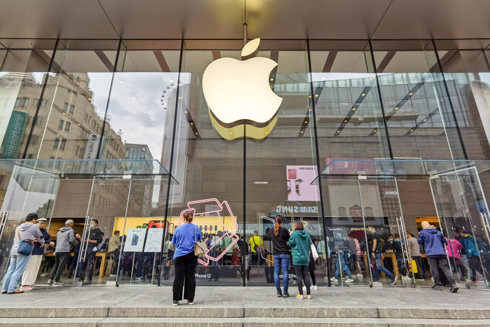 SHANGHAI, CHINA - OCTOBER 26, 2020 - Customers lined up in the apple store to buy the 5g version of the iPhone 12. Shanghai, China, October 26, 2020.- PHOTOGRAPH BY Costfoto / Barcroft Studios / Future Publishing (Photo credit should read Costfoto/Barcroft Media via Getty Images)