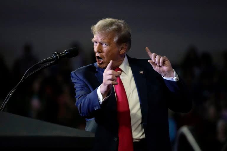 El candidato presidencial republicano, el expresidente Donald Trump, habla en un mitin en la Coastal Carolina University, en Conway, Carolina del Sur, el 10 de febrero de 2024. (Foto AP/Manuel Balce Ceneta)