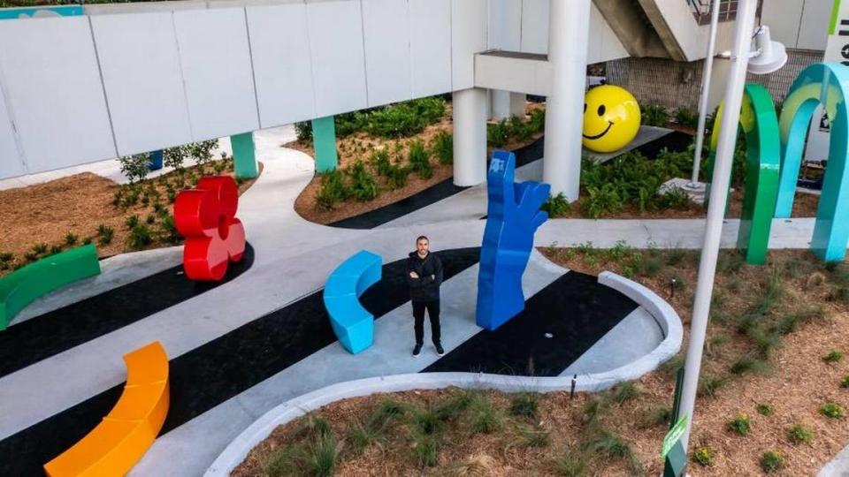 Typoe, artista multimedia de Miami, de pie en el nuevo jardín de esculturas que creó bajo una estación de Metromover para la sección Brickell Backyard del Underline, la primera en abrir. Las esculturas se estrenaron en noviembre.