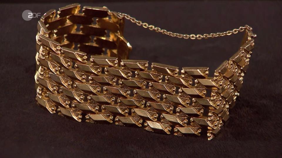 Als weiteres Objekt der Sendung wurde ein "Fantasie-Backstein-Armband" aus 750er Gold von Wendela Horz auf 2.500 Euro taxiert. Der italienische Schmuck aus den 1950er- oder 1960er-Jahren wurde von Händlerin Lisa Nüdling für 2.400 Euro gekauft. (Bild: ZDF)