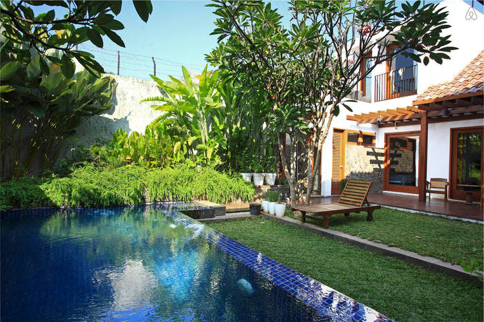 Tropical Wood House: Most of the rooms are overlooking a tropical designed swimming pool and a small garden.