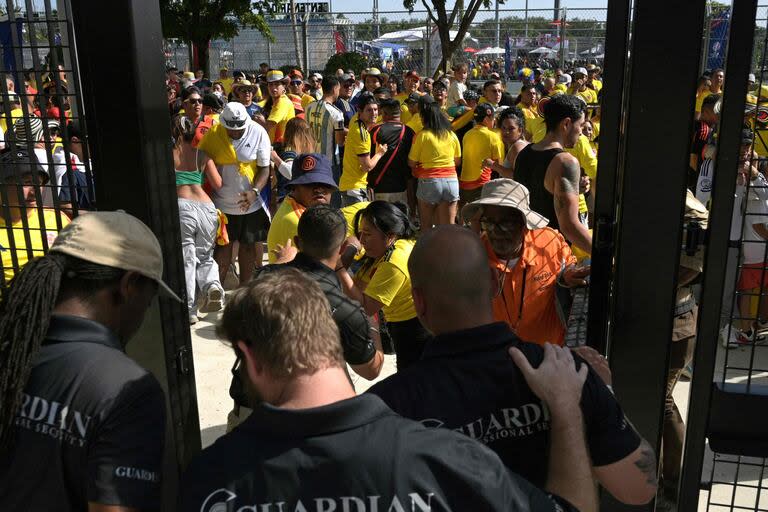 Personal de seguridad detiene a los seguidores de Colombia que intentaron ingresar al estadio sin entradas antes del partido de fútbol final del torneo Conmebol Copa América 2024 entre Argentina y Colombia