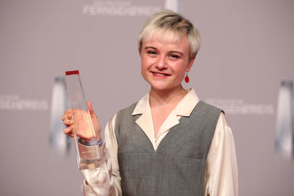 Für ihre Rolle in "Der große Rudolph" gewann Lena Urzendowsky 2019 den deutschen Schauspielpreis in der Kategorie Nachwuchs. Auch einen Grimme-Preis hat die im Jahr 2000 geborene Mimin im Schrank stehen: für ihre Hauptrolle in "Das weiße Kaninchen". Im Jahr 2021 war sie in den Kinofilmen "Sweet Disaster" und "Zwischen Uns" zu sehen, 2023 spielte sie in der Prime-Video-Serie "Luden", derzeit ist sie im Kinodrama "791 km" dabei. (Bild: 2019 Getty Images/Andreas Rentz)