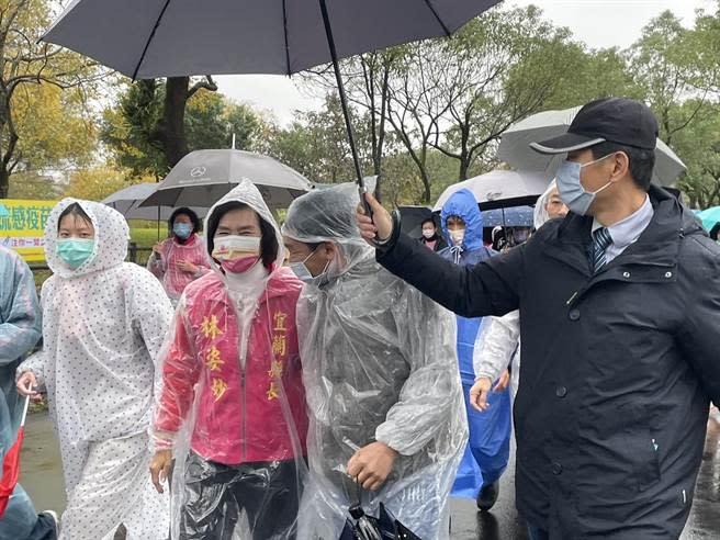 宜蘭縣長林姿妙（粉紅上衣）與縣民參與升旗典禮及健行活動，雨水澆不熄民眾的熱情，仍吸引大批人潮參加。（吳佩蓉攝）