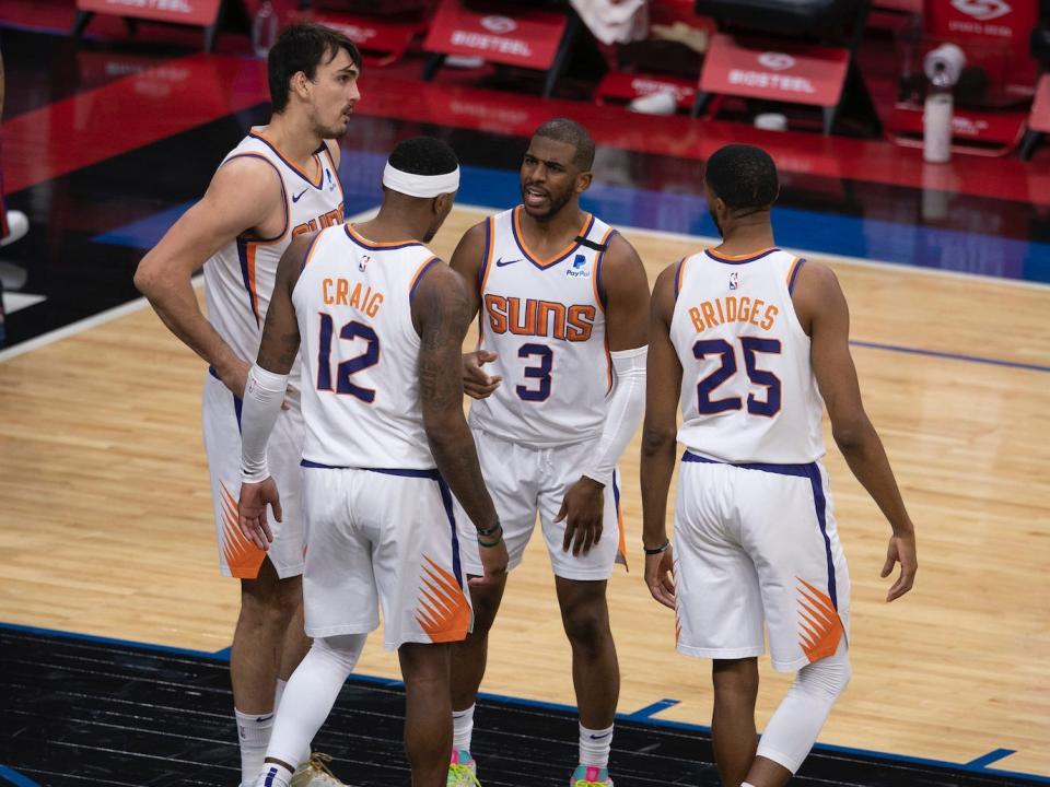 Chris Paul speaks to his Suns teammates.