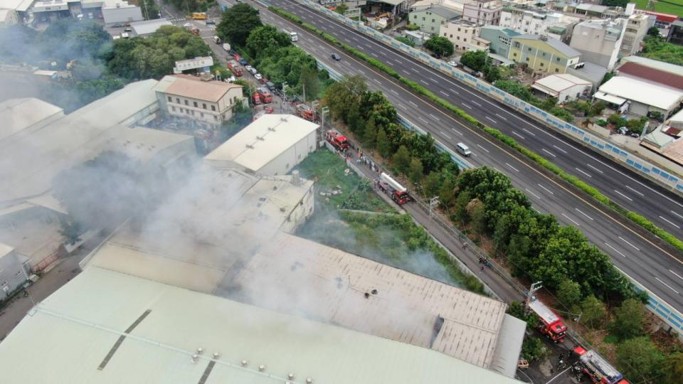 台中市西屯區一家沙發工廠，10/2發生火警，在颱風山陀兒強風助長下，火勢狂燒。讀者提供