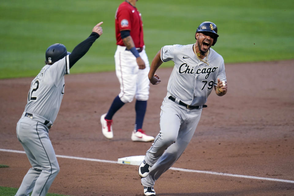 ARCHIVO.- Foto del 1 de septiembre del 2020 José Abreu de los Medias Blancas de Chicago recibe la señal para seguir en el juego ante los Mellizos de Minnesota. El 20 de septiembre del 2020 Cachorros y Medias Blancas están cerca de conseguir sus respectivos títulos divisionales. (AP Photo/Jim Mone)