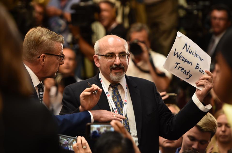 <span class="s1">Sam Husseini, who was reporting for the Nation magazine, is escorted out by Secret Service agents. (Photo: Brendan Smialowski/AFP/Getty Images)</span>