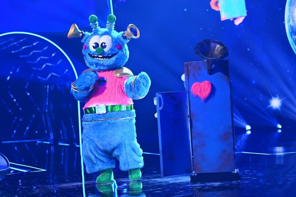 In der dritten Folge von "The Masked Singer 2020" verblüffte das Alien die Rate-Jury mit seinen italienisch-Kenntnissen. (Bild: ProSieben)