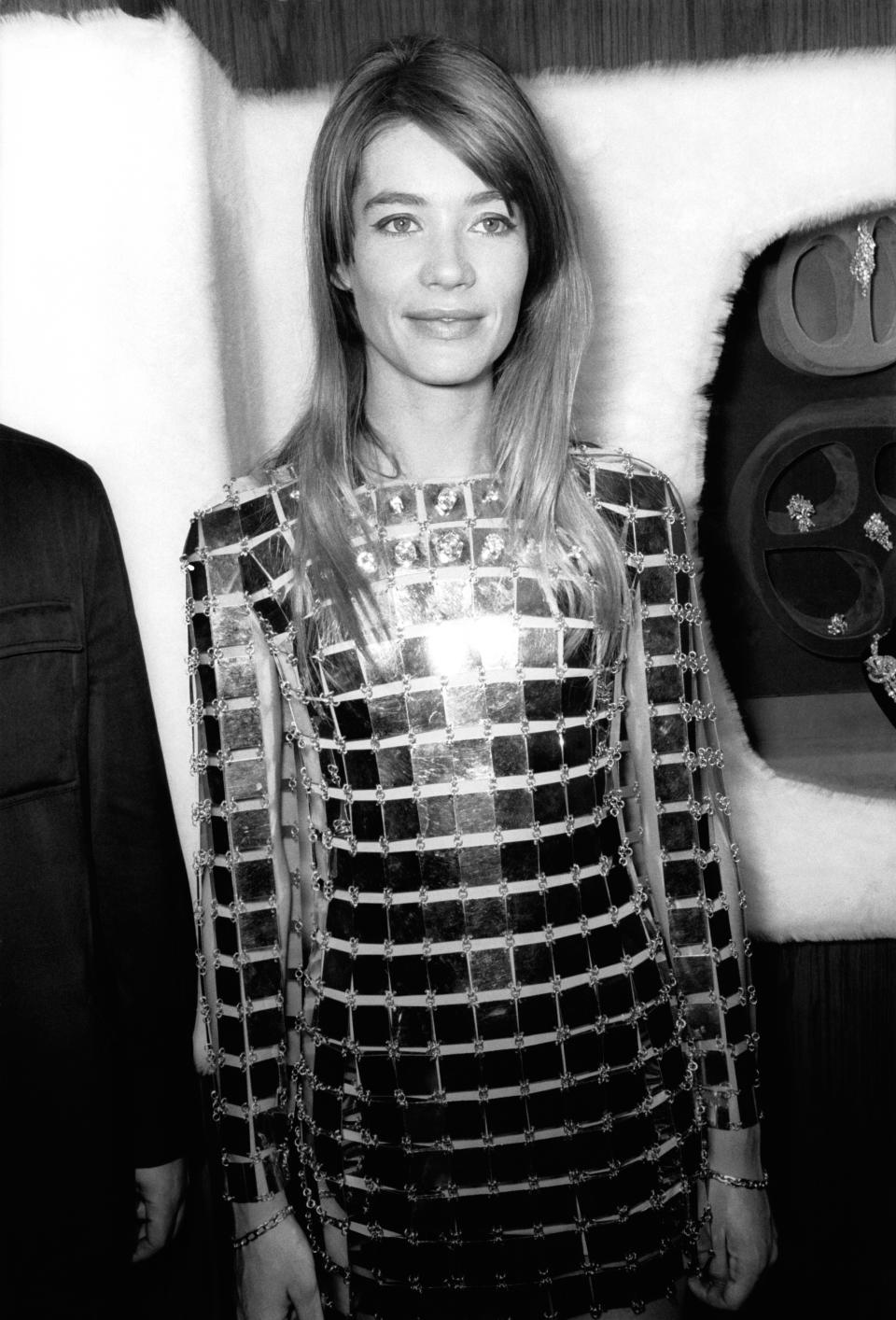 Françoise Hardy en robe Paco Rabanne le 19 mai 1968 à Paris, France.   (Photo by REPORTERS ASSOCIESGamma-Rapho via Getty Images)