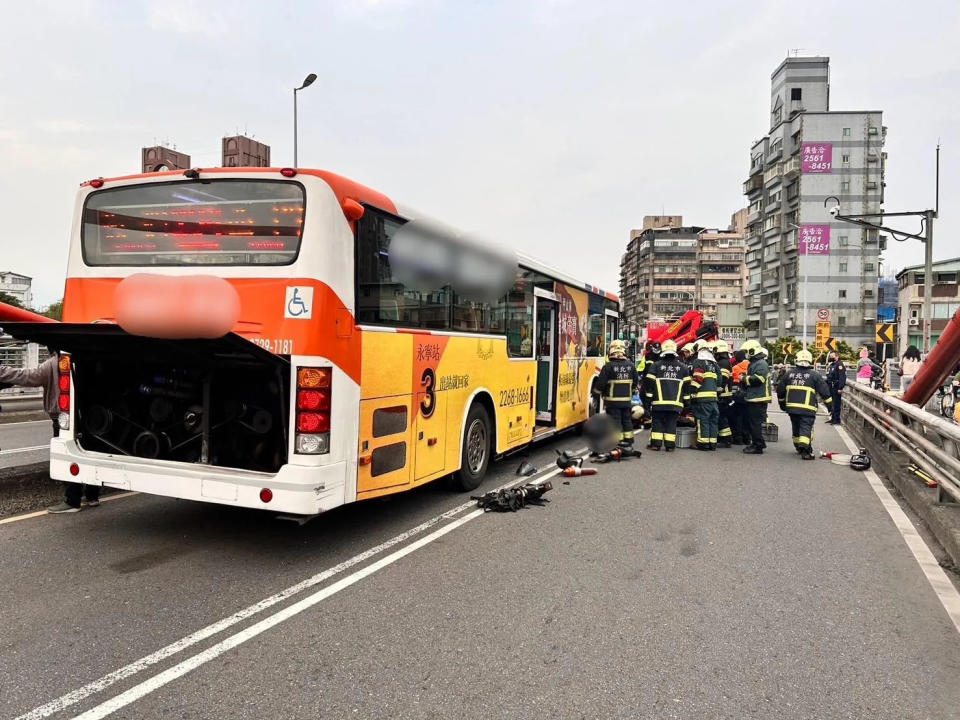 <strong>公車急煞造成車上老婦背痛送醫。（圖／翻攝畫面）</strong>