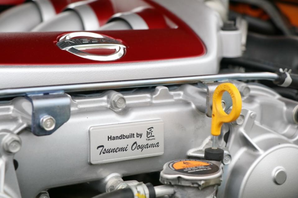 Nissan版的One Man,One Engine銘牌，足以代表這具引擎的工藝以臻至完美