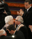 En esta foto del 25 de febrero de 2007, Thelma Schoonmaker es felicitada por Martin Scorsese, mientras Leonardo DiCaprio aplaude, tras ganar el Oscar a la mejor edición por su trabajo en "The Departed", en Los Angeles. (AP Foto/Mark J. Terrill, Archivo)