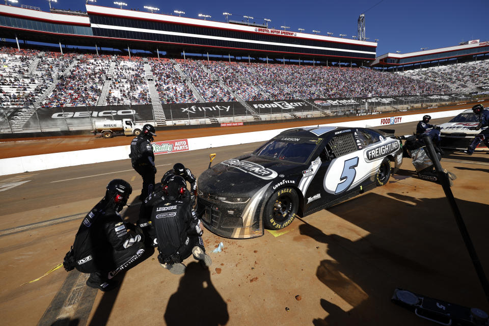 BRISTOL, TENNESSEE - 29 DE MARZO: Kyle Larson, piloto del Freightliner Chevrolet n.º 5, entra en boxes durante la carrera de tierra Food City Dirt Race de la NASCAR Cup Series en Bristol Motor Speedway el 29 de marzo de 2021 en Bristol, Tennessee.  (Foto de Chris Graythen/Getty Images)