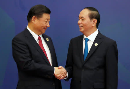 Vietnam's President Tran Dai Quang welcomes China's President Xi Jinping at the APEC Business Advisory Council dialogue during the APEC summit in Danang, Vietnam November 10, 2017. REUTERS/Jorge Silva