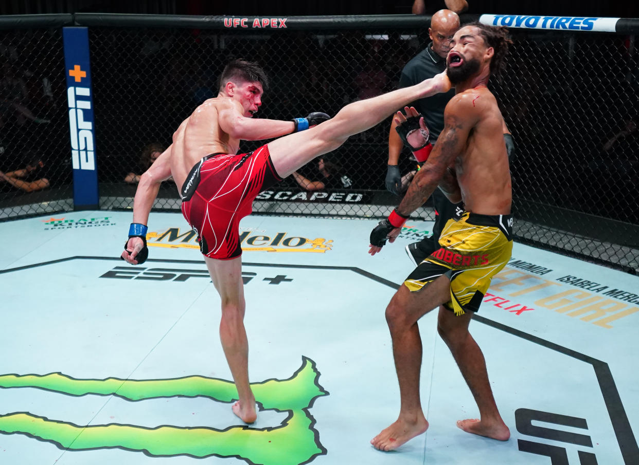 Ignacio Bahamondes of Chile knocks out Roosevelt Roberts with a kick