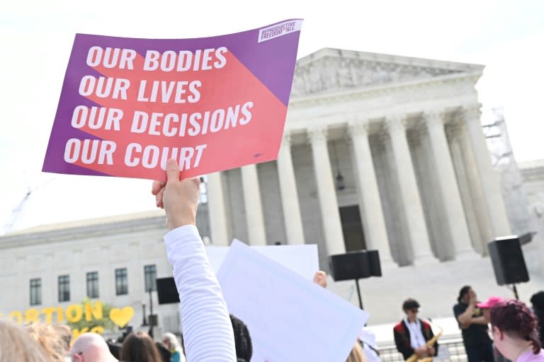 Manifestantes a favor de los derechos reproductivos protestan a las afueras de la Corte Suprema de Estados Unidos, en Washington, en abril de 2024 (SAUL LOEB)