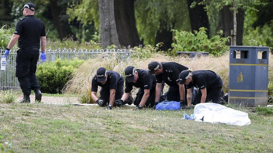 Polizisten suchen in den Queen Elizabeth Gardens in Salisbury nach Spuren. Foto: Ben Birchall/PA/AP