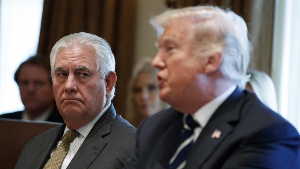 Der damalige US-Außenminister Rex Tillerson während einer Kabinettssitzung im Oktober 2017 neben US-Präsident Trump. Foto: Evan Vucci/AP