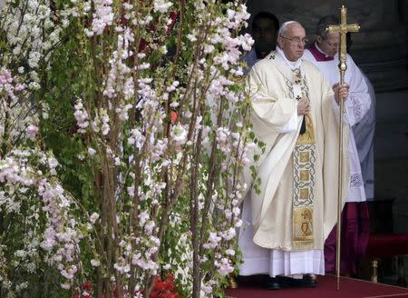 Pope Francis leads the Easter mass in St. Peter's square at the Vatican April 5, 2015. REUTERS/Max Rossi