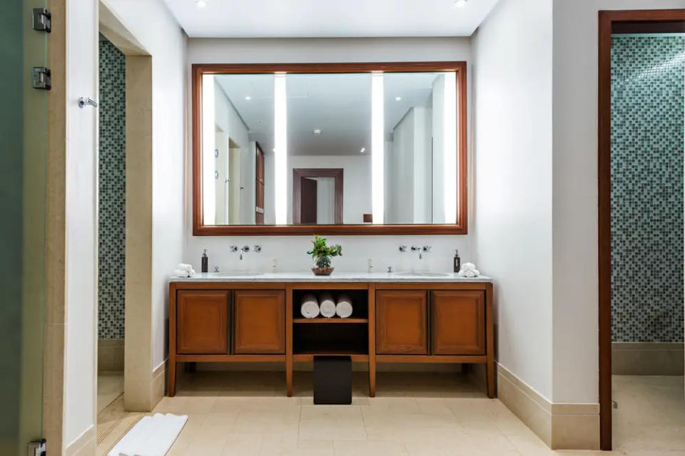 Stellt den größten Spiegel auf, den ihr in eurem Badezimmer unterbringen könnt. - Copyright: Marko Poplasen/Shutterstock