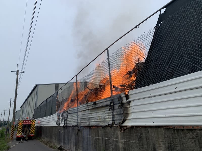 台南山上區木材堆起火 火勢控制暫無傷亡 1處堆置於台南市山上區的木材堆24日清晨6時許起火 燃燒，消防局趕往灌救控制火勢，未延燒兩側廠房， 暫無人員傷亡。 （台南市消防局提供） 中央社記者張榮祥台南傳真 113年5月24日 