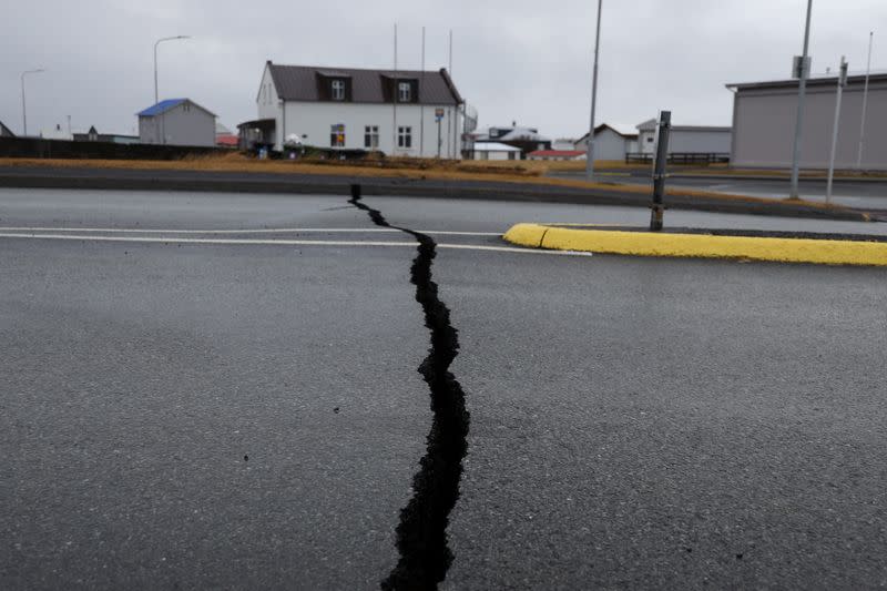 FOTO DE ARCHIVO. Grietas emergen en una carretera debido a la actividad volcánica cerca de una estación de policía, en Grindavik, Islandia